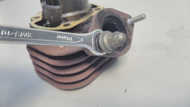 ライブDIO シリンダー スタッドボルト取り外し