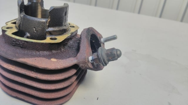 ライブDIOボアアップ スタッドボルト取り外し