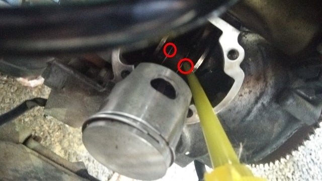 ライブDIO ボアアップ ピストンに注油