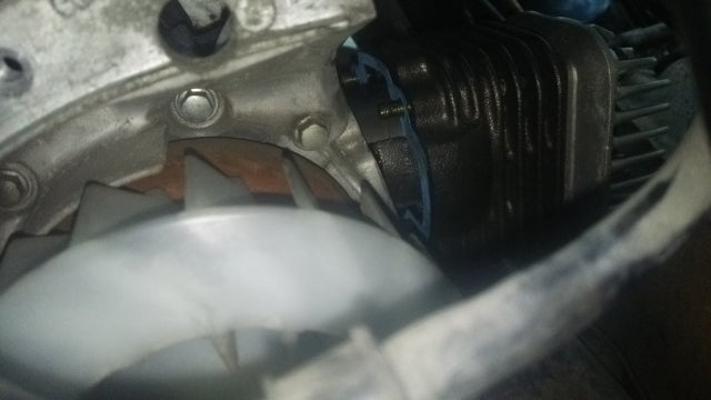 ベースガスケットをスタッドボルトに通す