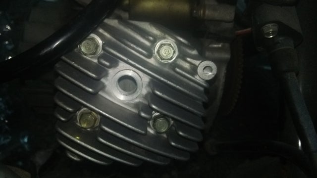 クランキングする場合はプラグを取り外しておく