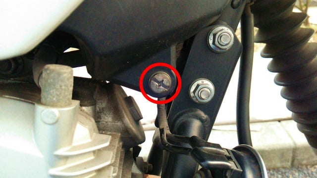 セロー250 ツールボックスのネジ