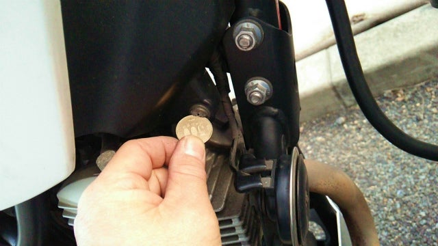 セロー250 ツールボックスのネジ