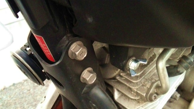 セロー250 ツールボックスのネジ