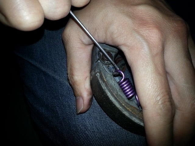 クラッチシューにシュースプリングをセット