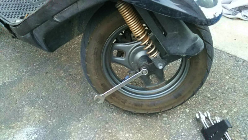 アドレスV100 タイヤ交換