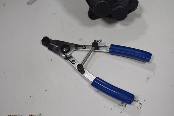 キャリパー ピストン外し