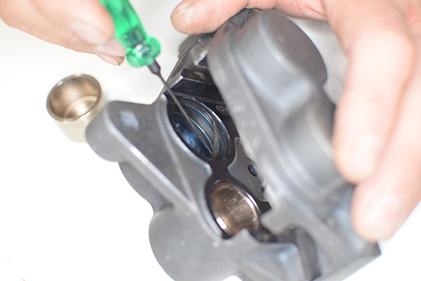 XJR400R キャリパー シール外し