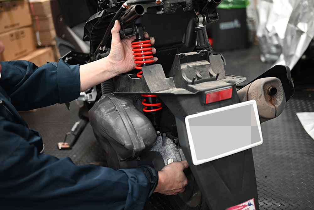 NMAX155のクランクケースを持ち上げる