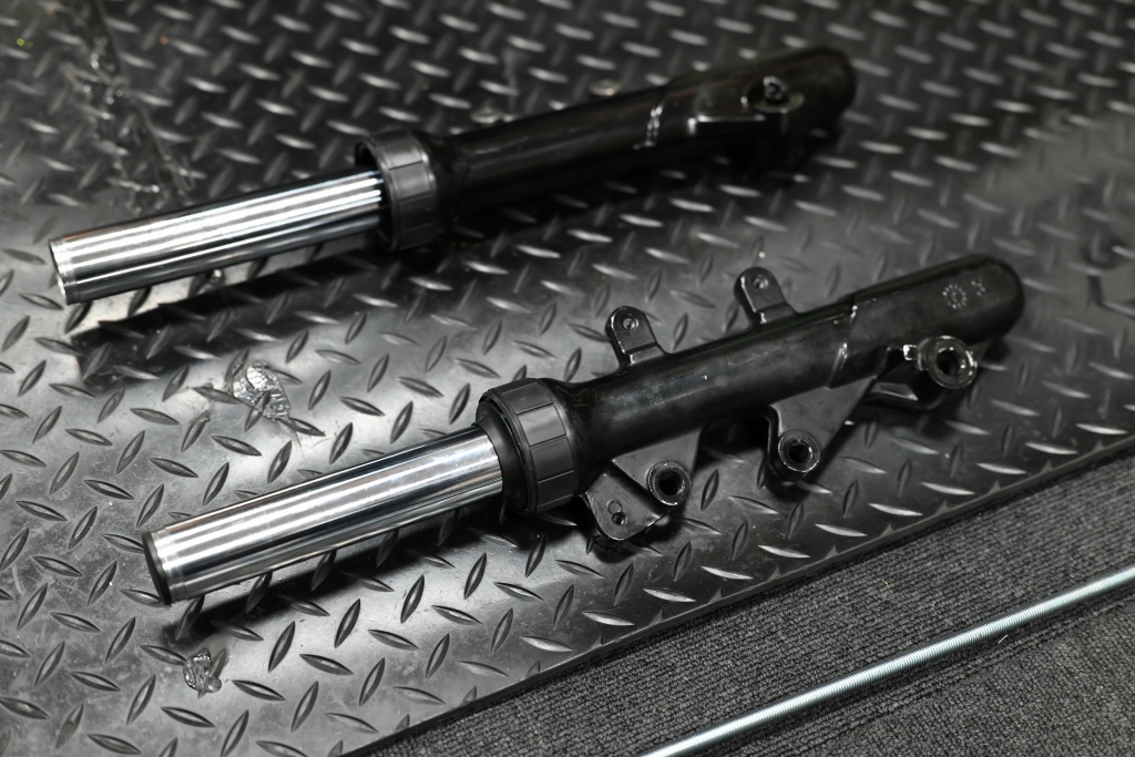 シグナスX 4型 フロントフォーク オーバーホール【分解編】 | バイク