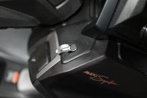 NMAX 2025にコンビニフックを付けてみた｜初心者でもできる簡単取り付け