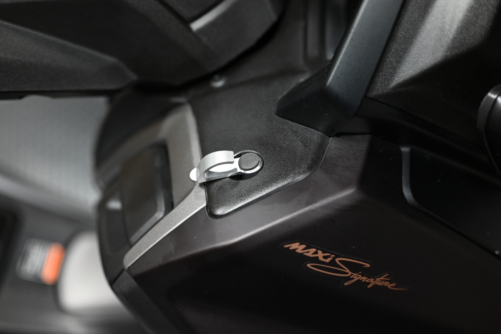 NMAX 2025にコンビニフックを付けてみた｜初心者でもできる簡単取り付け