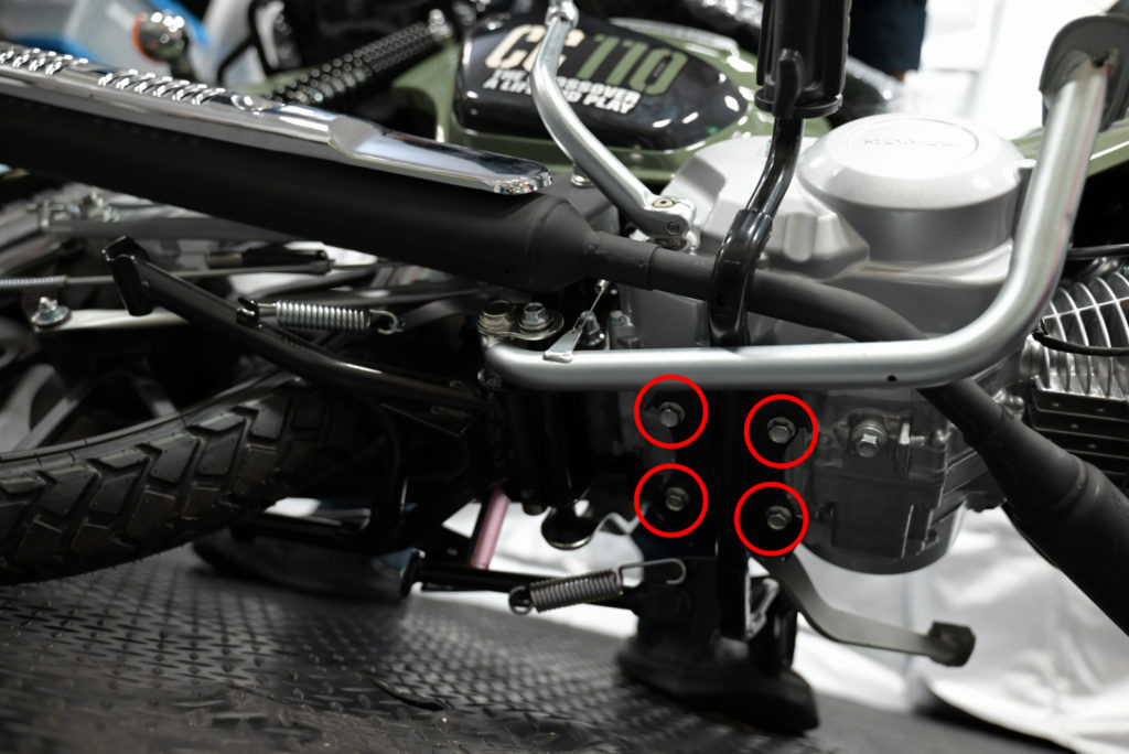 クロスカブ110 JA60のステップバー取付ボルト位置