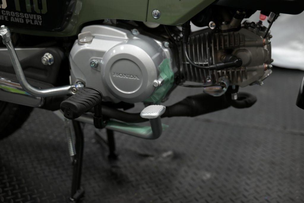 クロスカブ110 JA60のブレーキペダル周辺を養生した状態