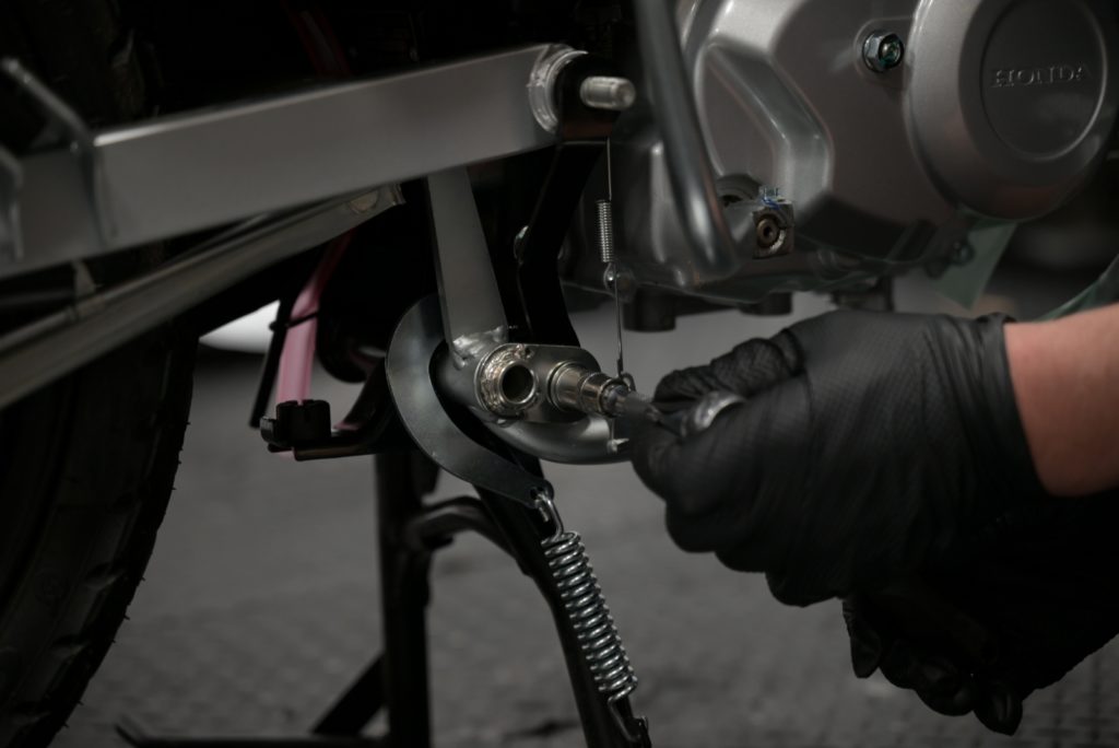 クロスカブ110 JA60のマフラーステー取付位置