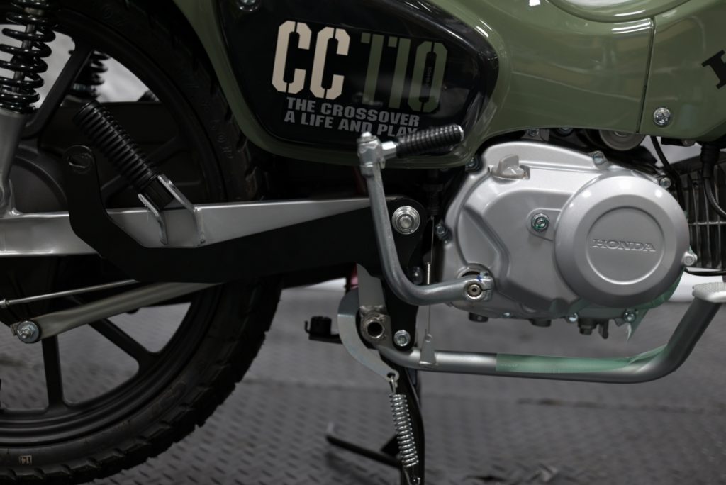 クロスカブ110 JA60にマフラーステーを仮組みした状態