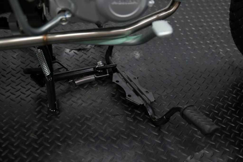 ブレーキペダルを下げながらステップバーを装着