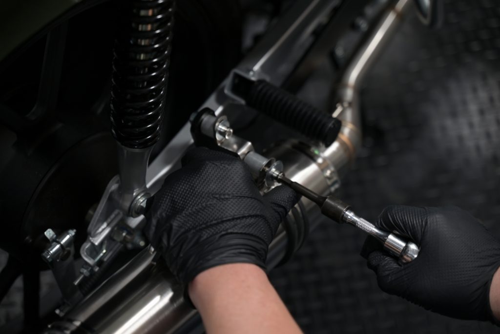 マフラーバンドとステー本締め