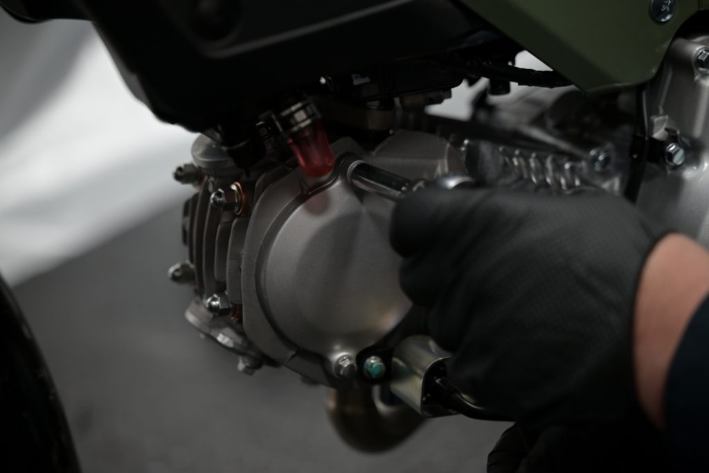 クロスカブ110 JA60のカムギアカバー固定ボルトを外す様子