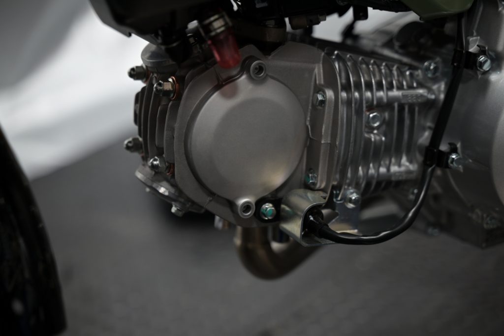 クロスカブ110 JA60のカムギアカバーの固定ボルトを外した画像