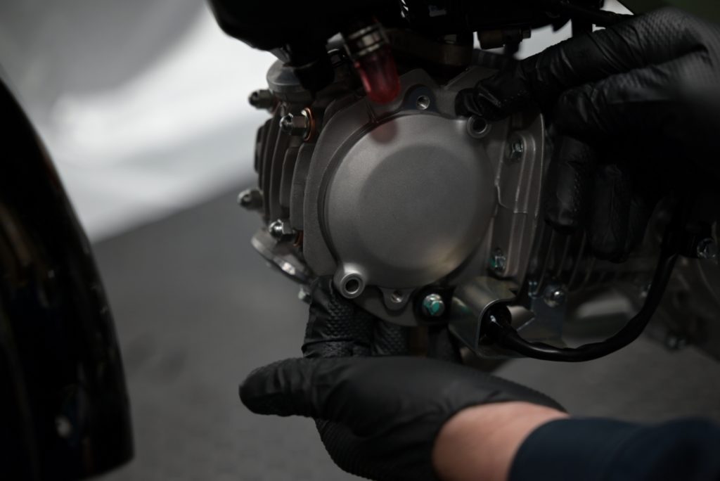 クロスカブ110 JA60のカムギアカバーを右に回す様子