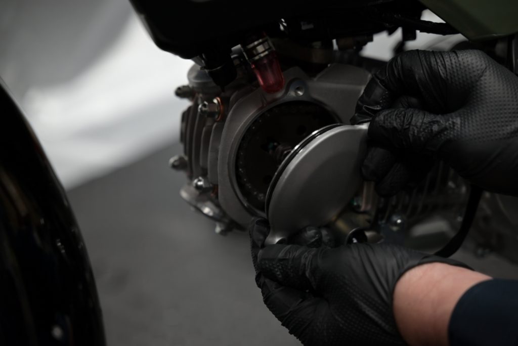 クロスカブ110 JA60 カムギアカバーを外した様子