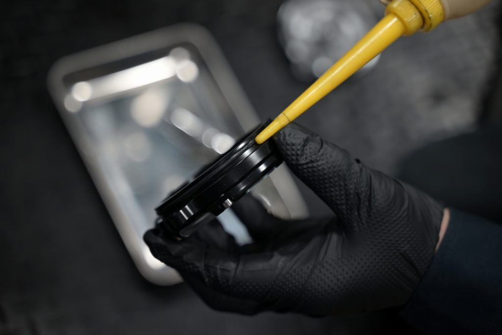 クロスカブ110 JA60 スケルトンカムギアカカバーの側面にエンジンオイルを塗布します。