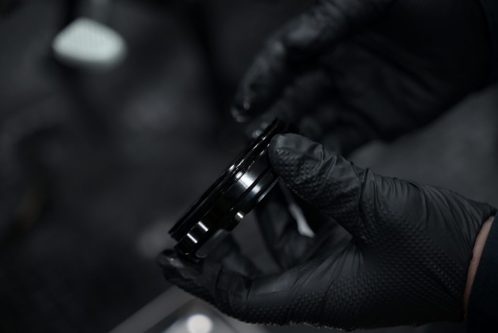 クロスカブ110 JA60 スケルトンカムギアカカバーにまんべんなくエンジンオイルを塗る様子