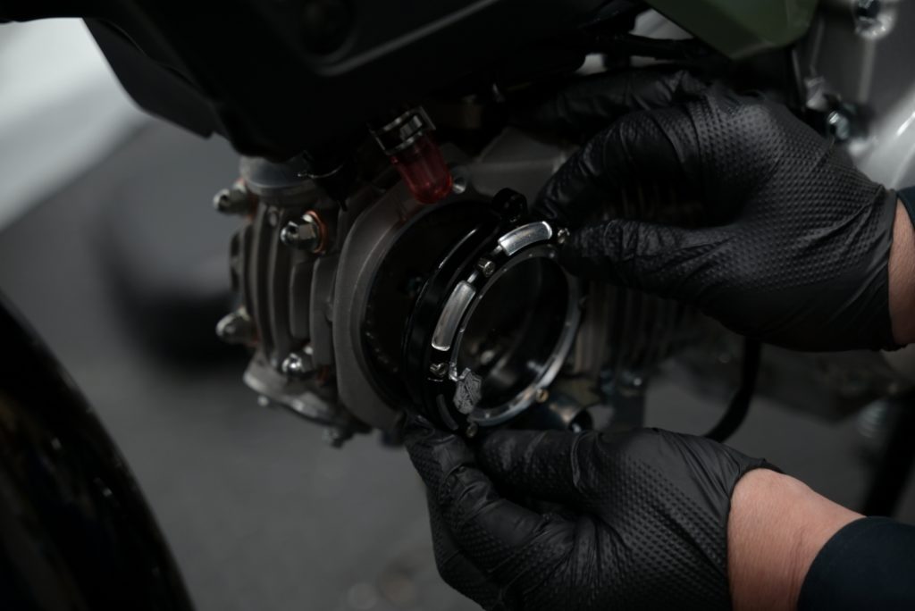 クロスカブ110 JA60 スケルトンカムギアカカバーを取り付ける様子