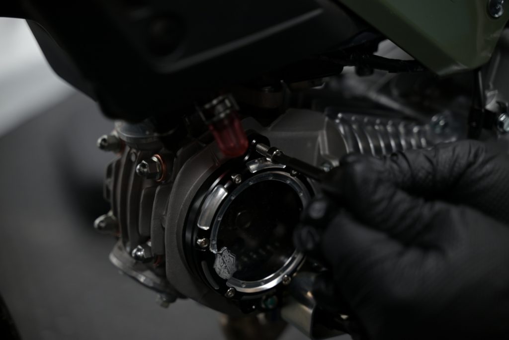 クロスカブ110 JA60 スケルトンカムギアカカバーをボルトで固定する様子