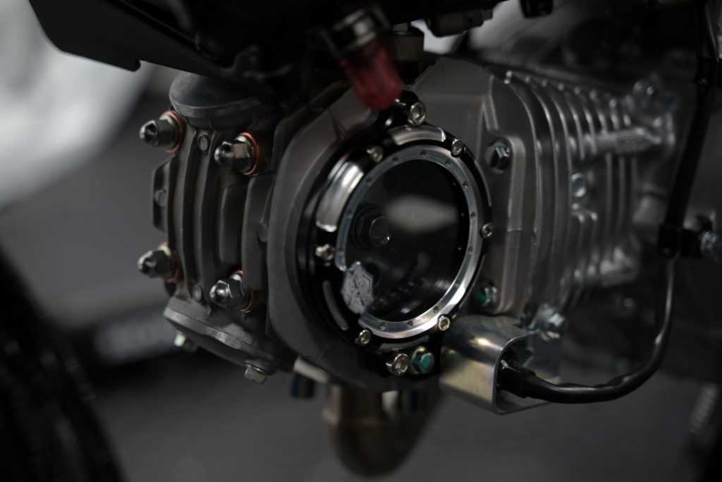 クロスカブ110 JA60にスケルトンカムギアカバーを装着した状態